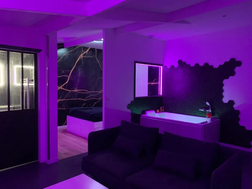 LOVEROOM: Suite with private Jacuzzi - Image 1