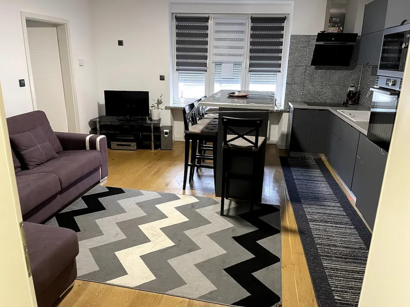Beautiful ground floor apartment with free parking - Image 1