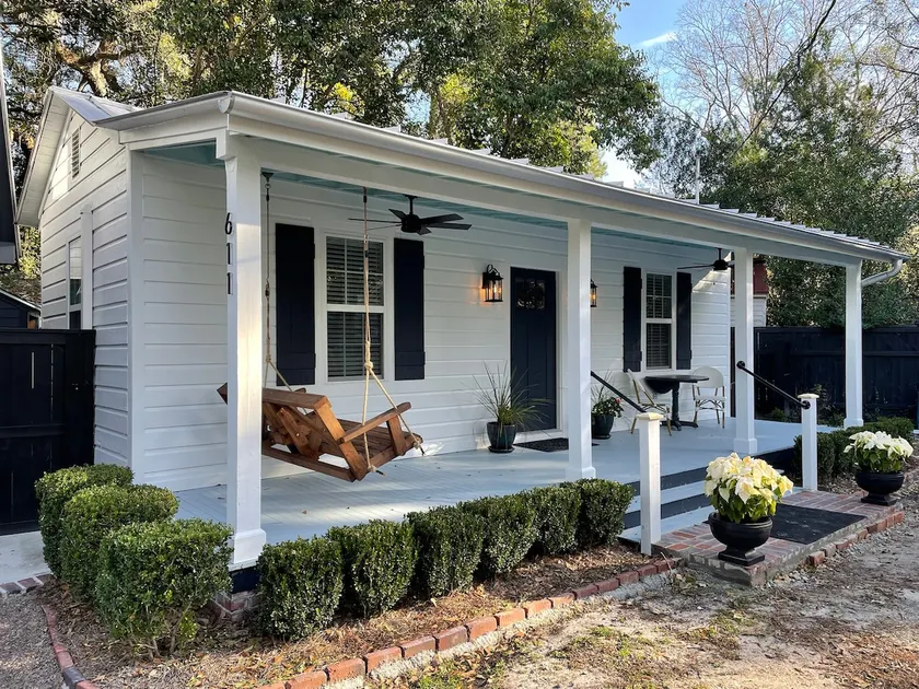 Charming & Quaint - Fully Restored Historic Cottage at Camellia Cottages - Image 1