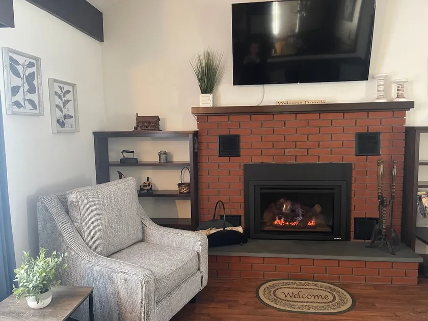 Morin Manor, spacious home w/fireplace, large yard - Image 1