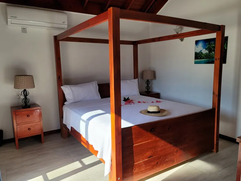 Cozy Oceanview Room at Hidden Treasure Villas - Image 1