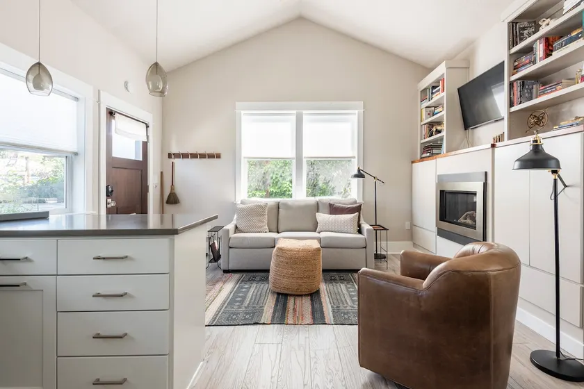 Modern 1-bedroom with indoor fire place. - Image 1