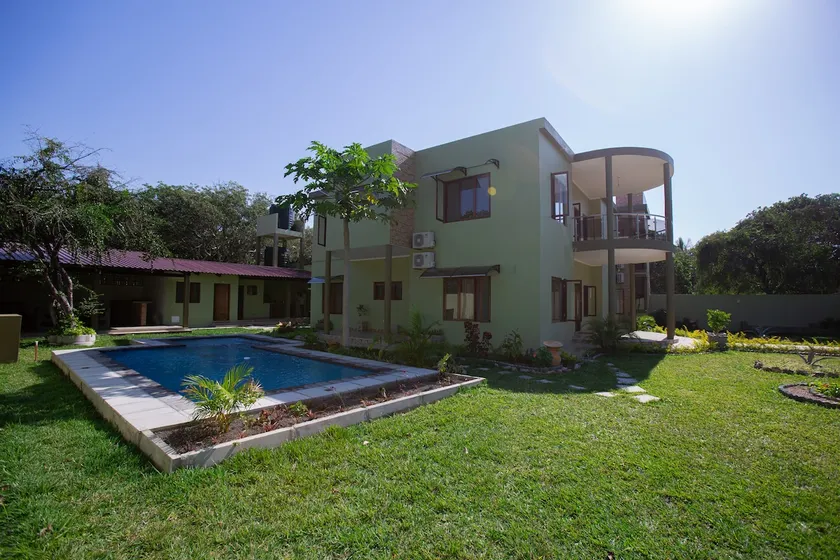 3 bedroom Home - Image 1