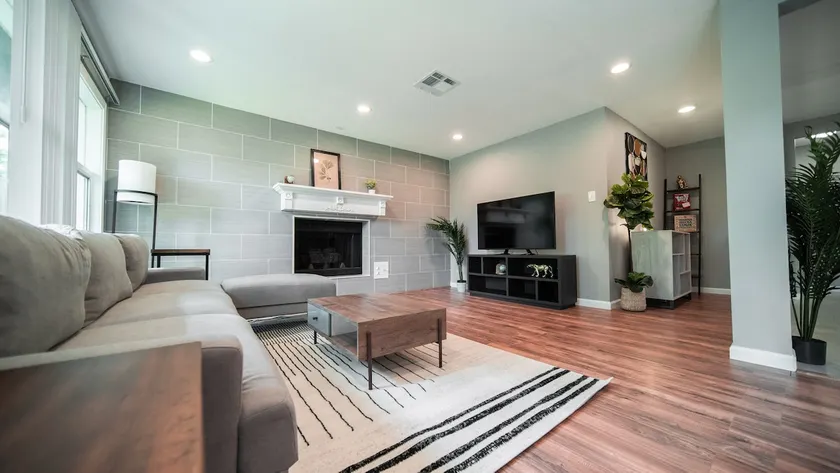 Houston’s 4 bdrs,7 beds,2.5 bath - Image 1