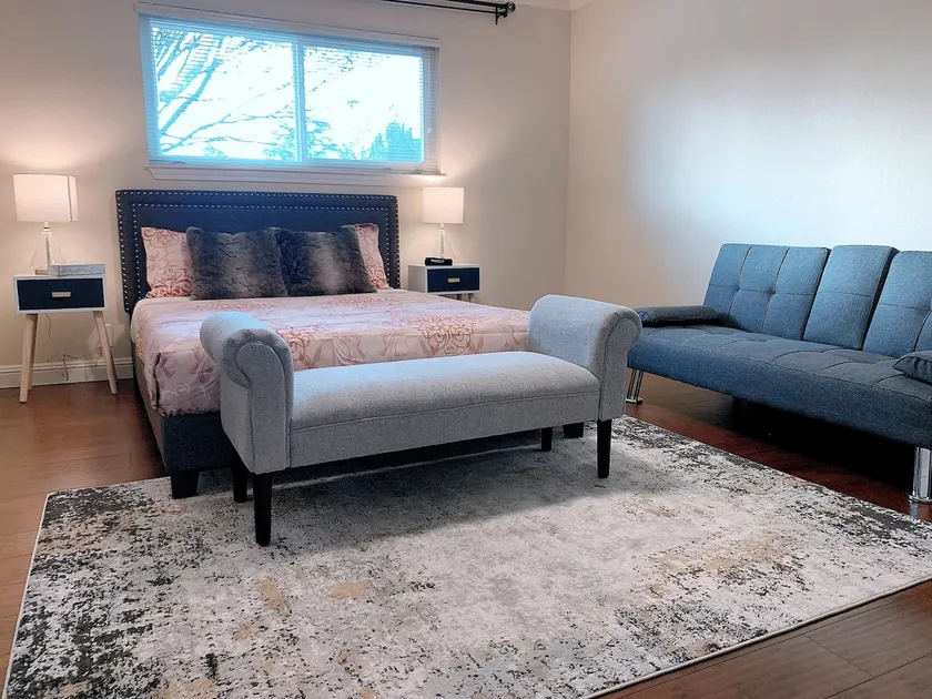 \"Luxury: 4B/3B with Dual EnSuites, Parking, WiFI\" - Image 1
