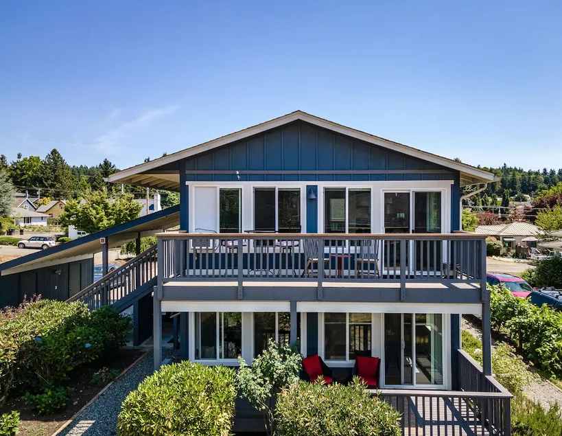 Westerly Flat in Old Town Poulsbo - Image 1