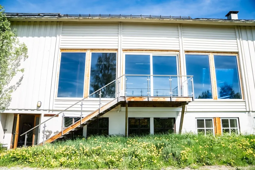 Scenic 5-room apartment with sauna and gym - Image 1