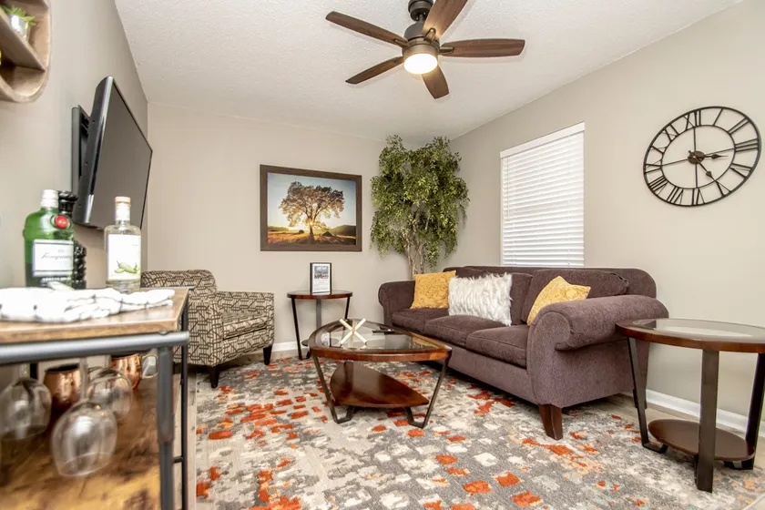 A Hillcrest Harbor for Couples or Digital Nomads - Image 1