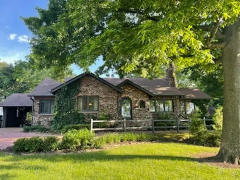 ”The Holiday House” Charming 3 bed 2 bath w/Pool - Image 1