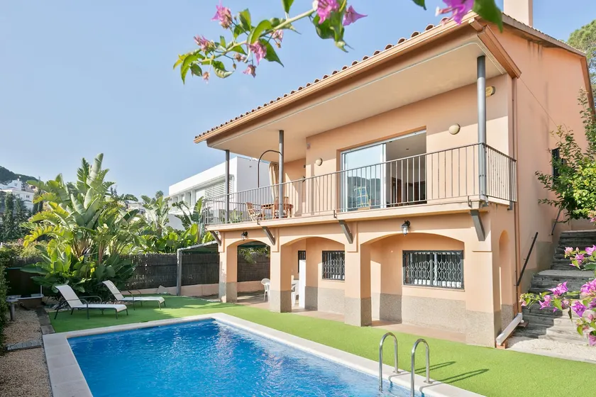 House on the beach with pool, for 9 people. - Image 1