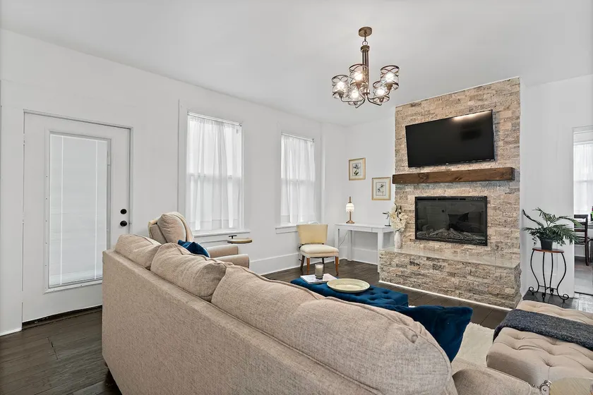 Jefferson Off Main: *4 Beds*King Beds*Walk to Main* 3 Full Bath - Image 1