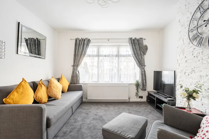 MOYDOM Cosy Apt sleeps 4 with self breakfast & carpark - Image 1