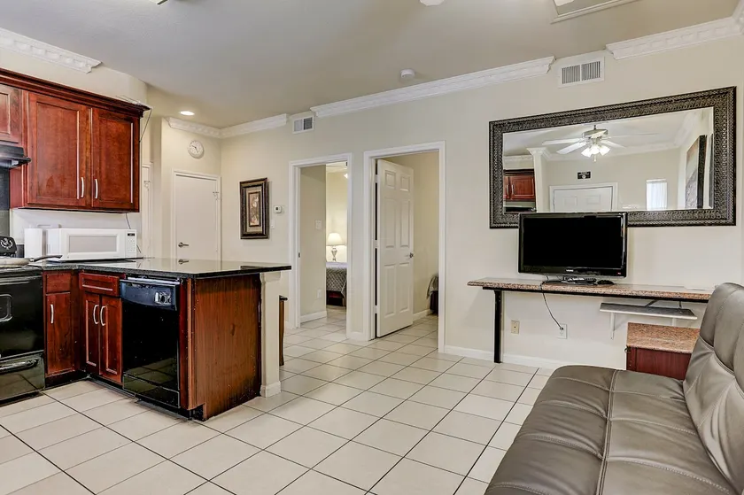 Safe, clean 2 bedroom ground floor suite in Chinatown. Walking distance to supermarkets and restaurants - Image 1