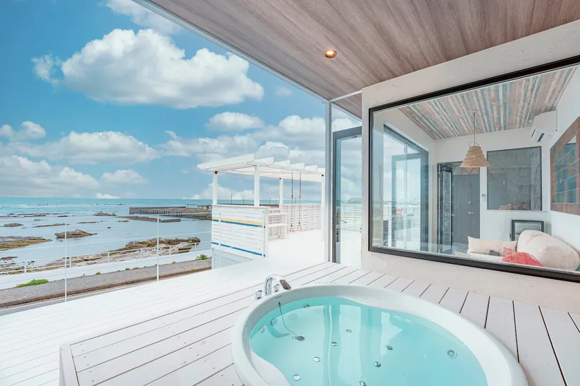 Relax in the jacuzzi with a view / 100” screen / Entire private villa - Image 1
