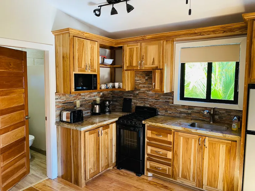 Beautiful One Bedroom, Full Kitchen in Placencia village - Image 1