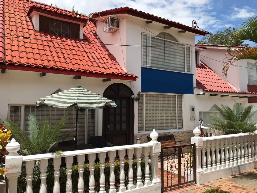 Comfortable house, good location with a pool - Image 1