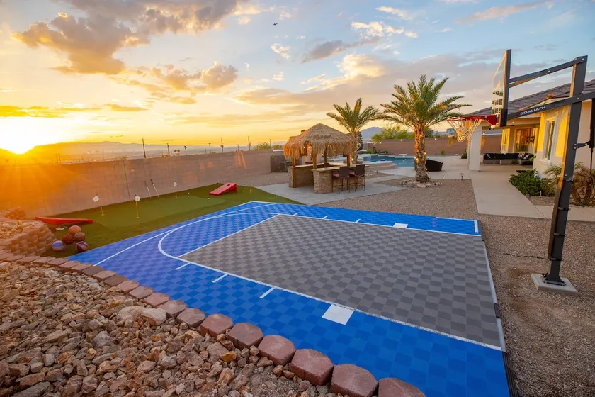 3400 SqFt House W/40Ft Heated Pool/Spa- Strip View - Image 1