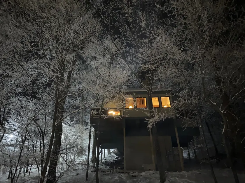 A warm mountain top home, steps from the slopes. - Image 1