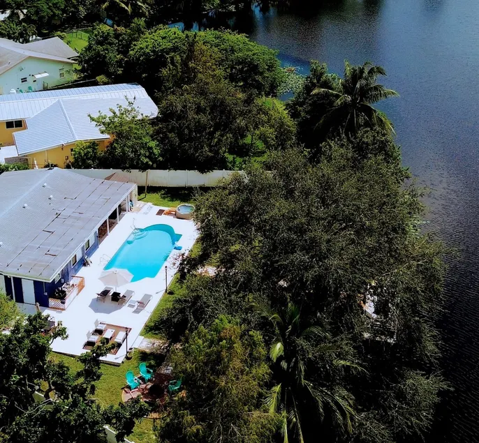 Lakehouse / Large Pool / Hot Tub & Near the Beach - Image 1