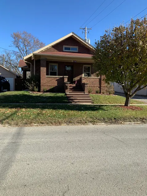 Cute 2 bedroom bungalow near town square - Image 1
