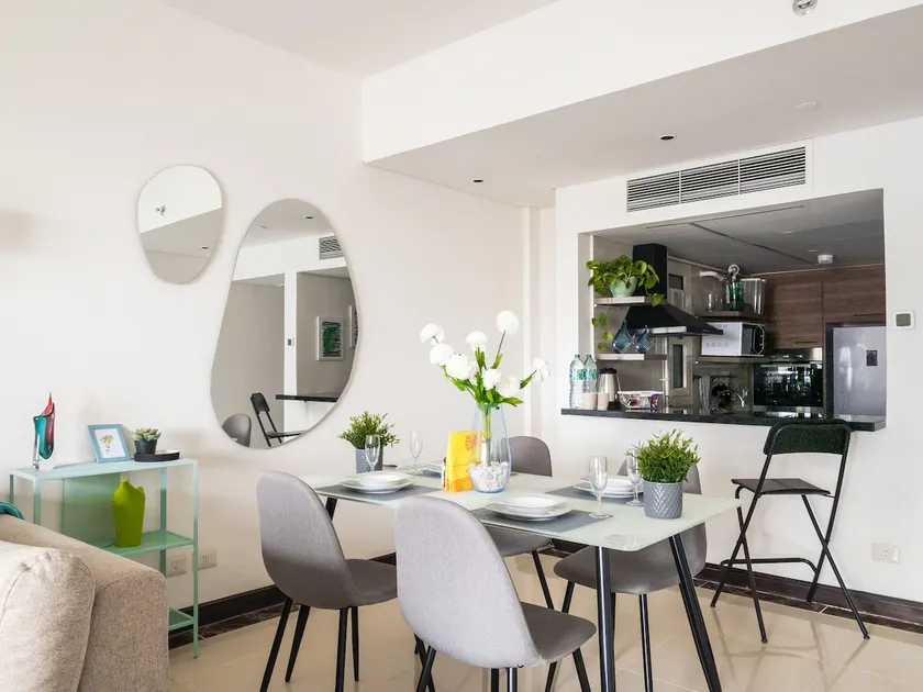 Adorable Sunny Apartment with Free Pool and Mall Access - Image 1