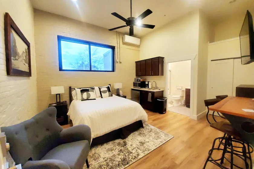Small town apartment just steps to shops, restaurants and the river! - Image 1
