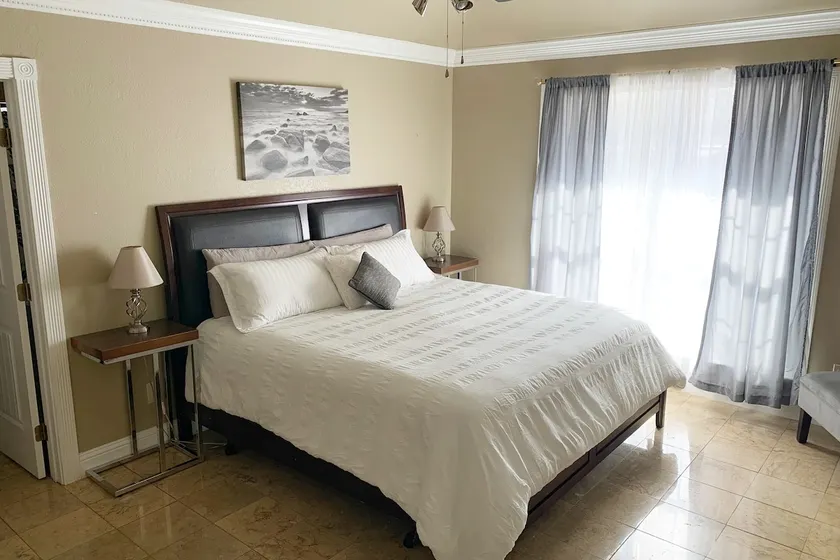 Sunny 3-bedroom residential home with modern touch - Image 1