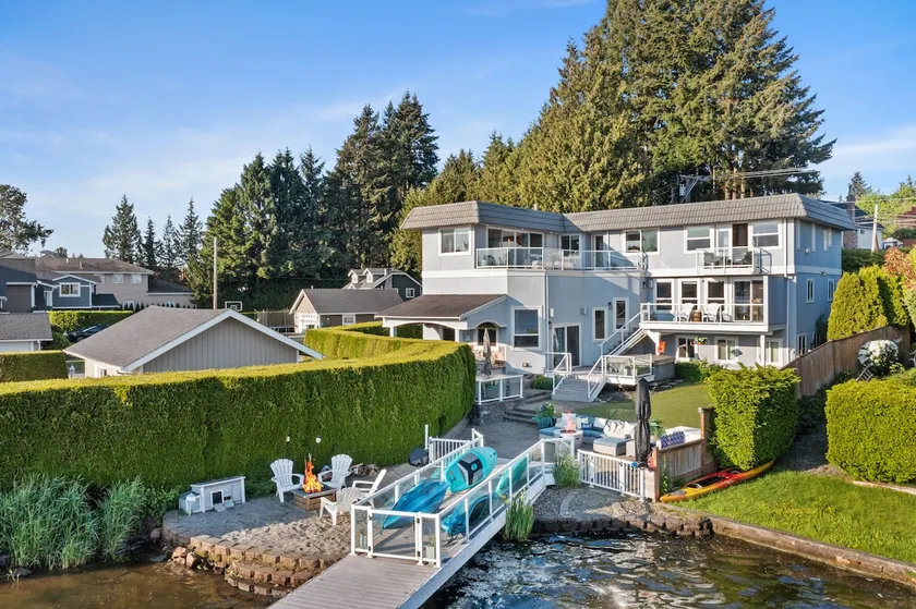 Relaxing 4 bed, 4 bath, + private studio lakefront home on Lake Stevens! - Image 1
