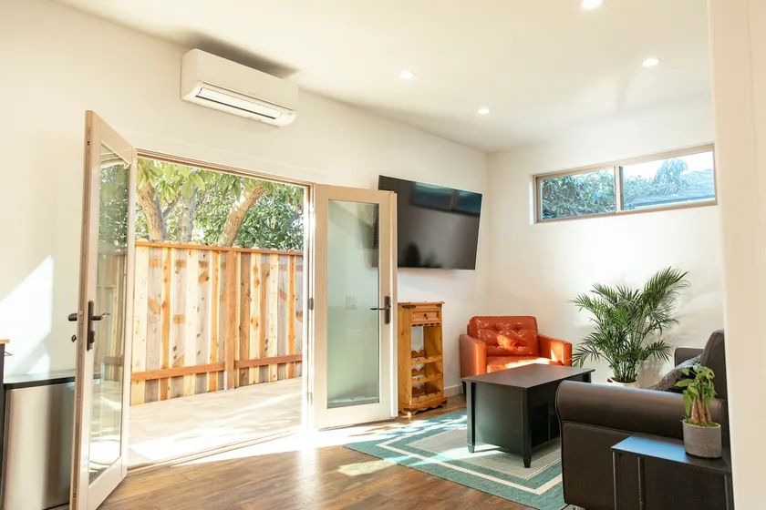 Cozy Casa. 1 mile from the beach/downtown. - Image 1