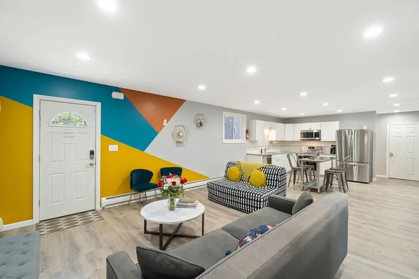 Admiral, 6 BR, Sleep 16 in Providence with parking - Image 1