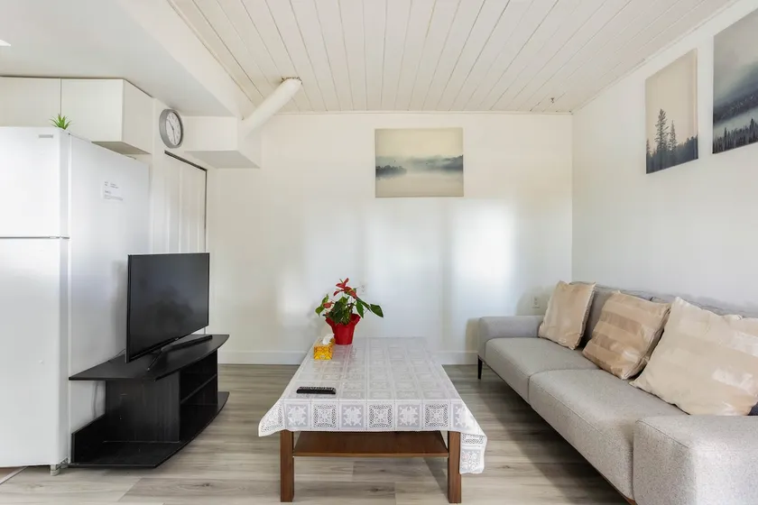 Quiet 1 Bed 1 Living Gig Wifi/AC/Parking/Near YVR - Image 1