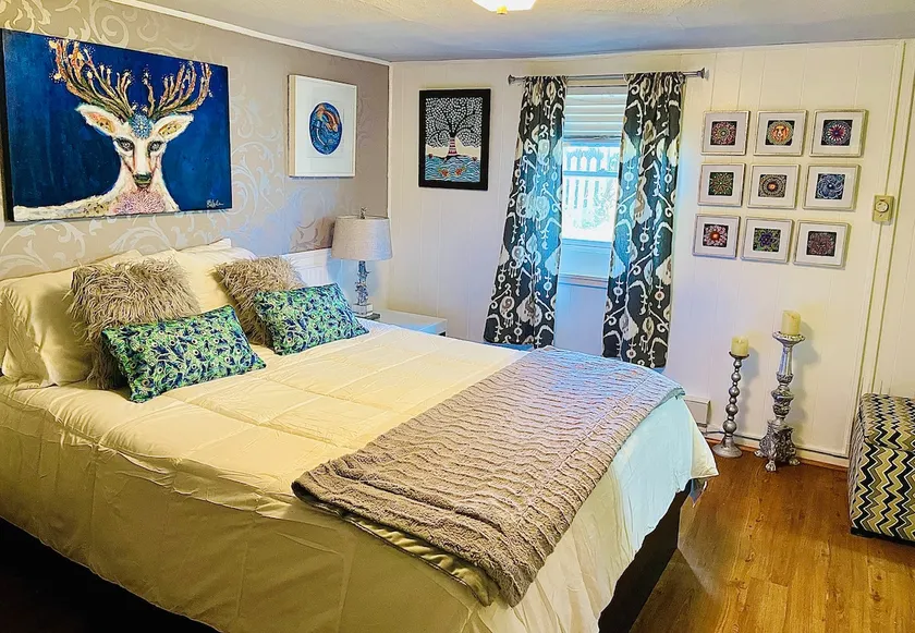 Art lovers dream! Spacious private 2 BR apartment. - Image 1