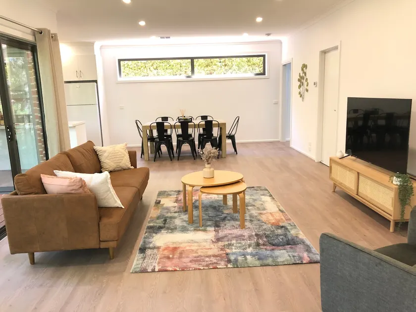 300 Mtrs To Town Centre - Modern 3 bedroom Home - Image 1