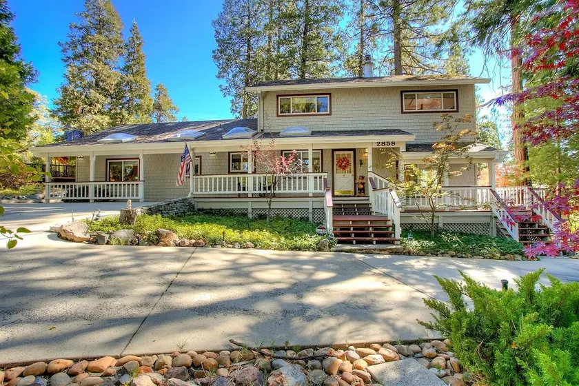 LAKEMONT PINES  •  Big Family Home  • AC • DOG + RV's - Image 1