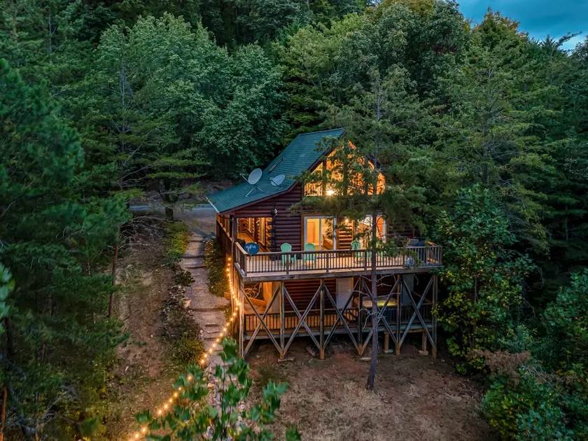 1 bedroom with a loft and hot tub cabin 45 minutes to Asheville - Image 1