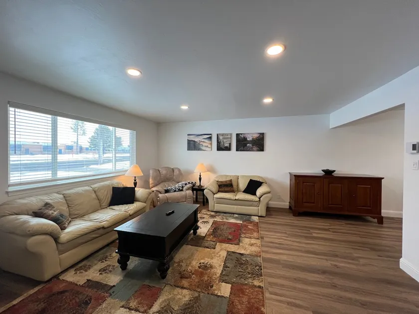 Spacious 2-bedroom home centrally located - Image 1