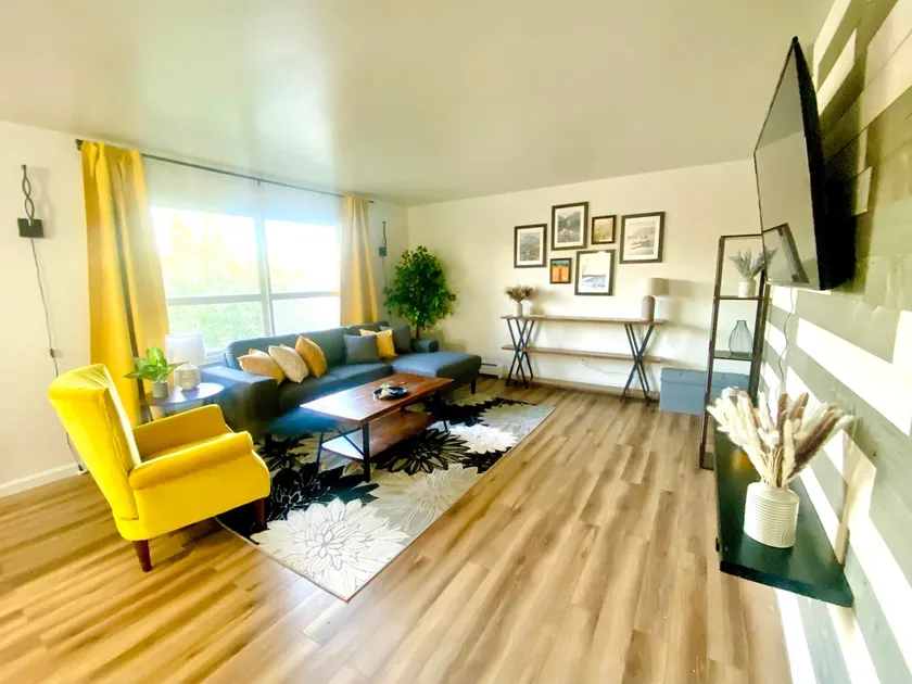 Lovely 2 bedroom completely remodeled with style - Image 1