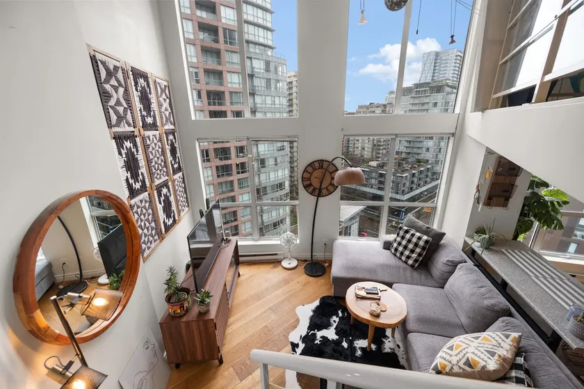 Rare Find Loft with full kitchen at Heart of Downtown - Image 1