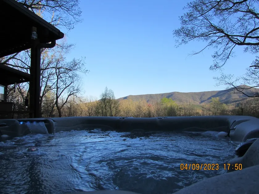 Bull Mountain Hideaway: 4BR/3Bath/Hot Tub - Image 1