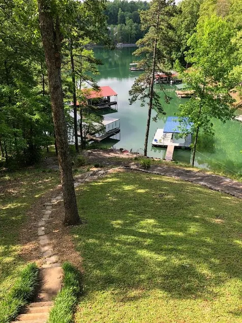 Beautiful 5ba/3.5 ba on a calm Norris Lake cove - Image 1