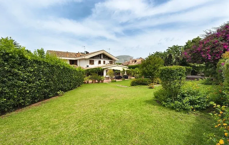 Villa on the Sea Near Downtown Palermo - Image 1