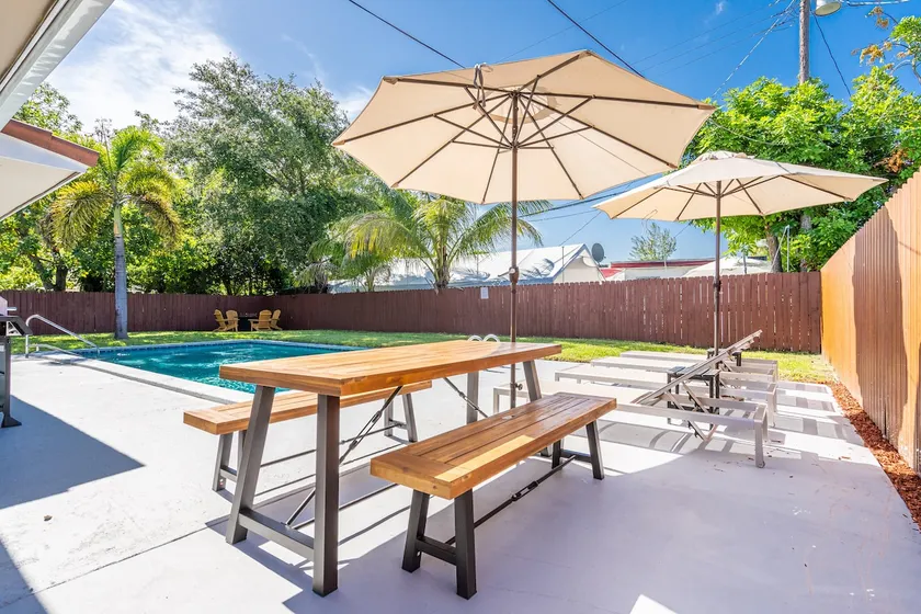 Bright 3 bedrooms Home Private Pool, 18 minutes to the Ocean - Image 1