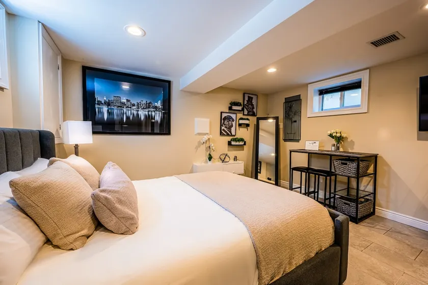 Luxury Studio Suite. Walking distance to UBS Arena - Image 1