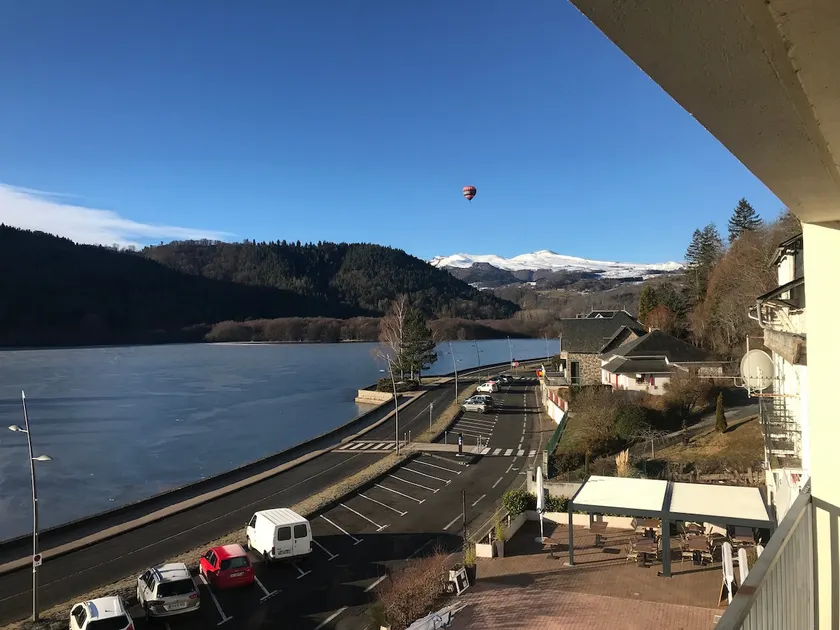 Luxury apartment with terrace on the shores of Lake Chambon overlooking Sancy - Image 1