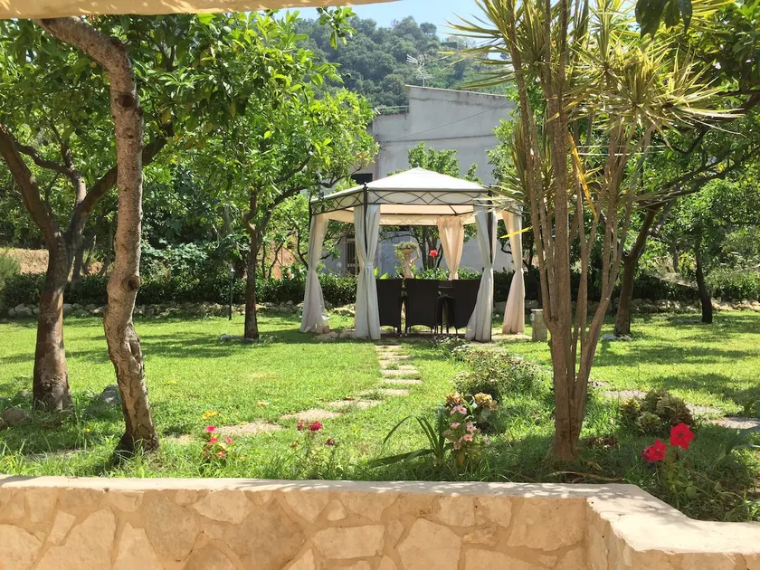 Cottage surrounded by greenery, a stone's throw from the sea - Image 1