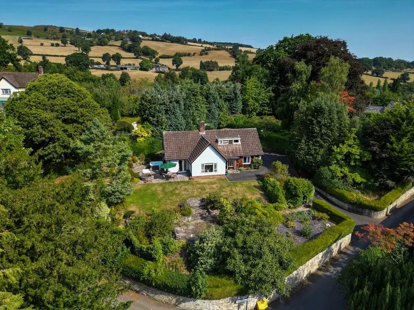 Spacious home with hot tub, lovely garden & views - Image 1
