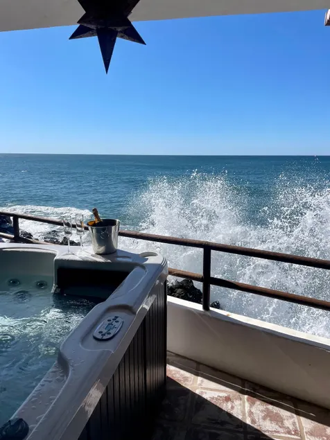 Cheerful 4 bedroom with ocean front hot tub! - Image 1