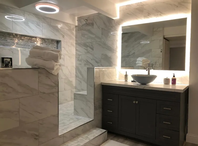 Private, Couple's Suite in Heart of Midtown - Image 1