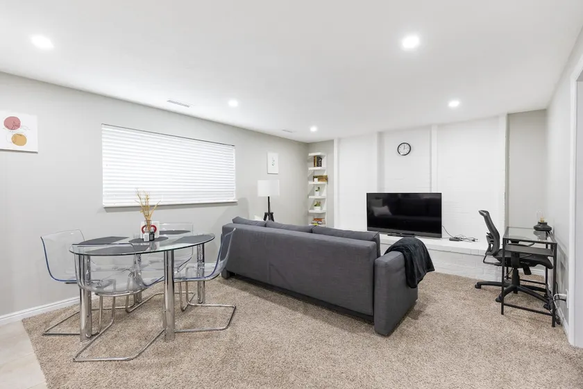 Entire guest suite ~ Sandy ~ Crisp/ Clean/ Modern - Image 1