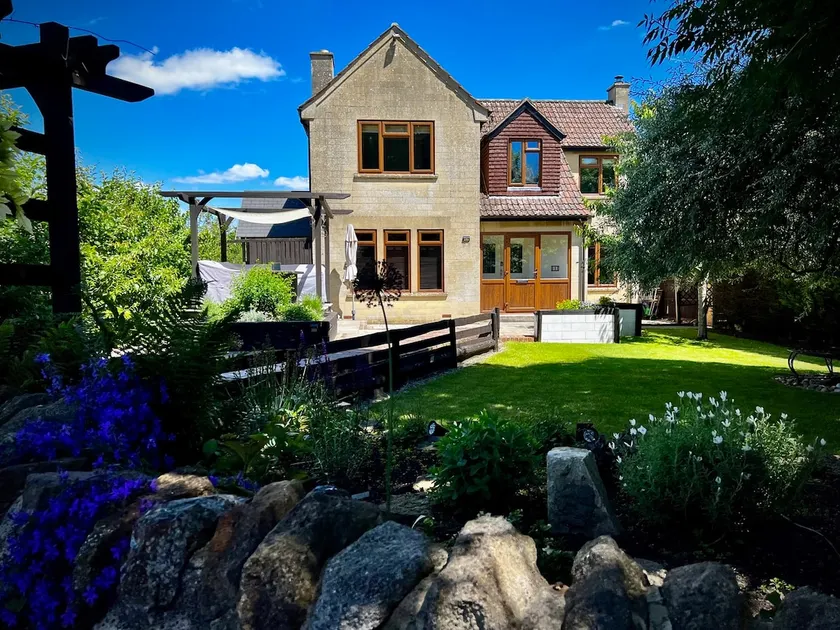Cosy 3-bedroom home with garden and log burner. - Image 1